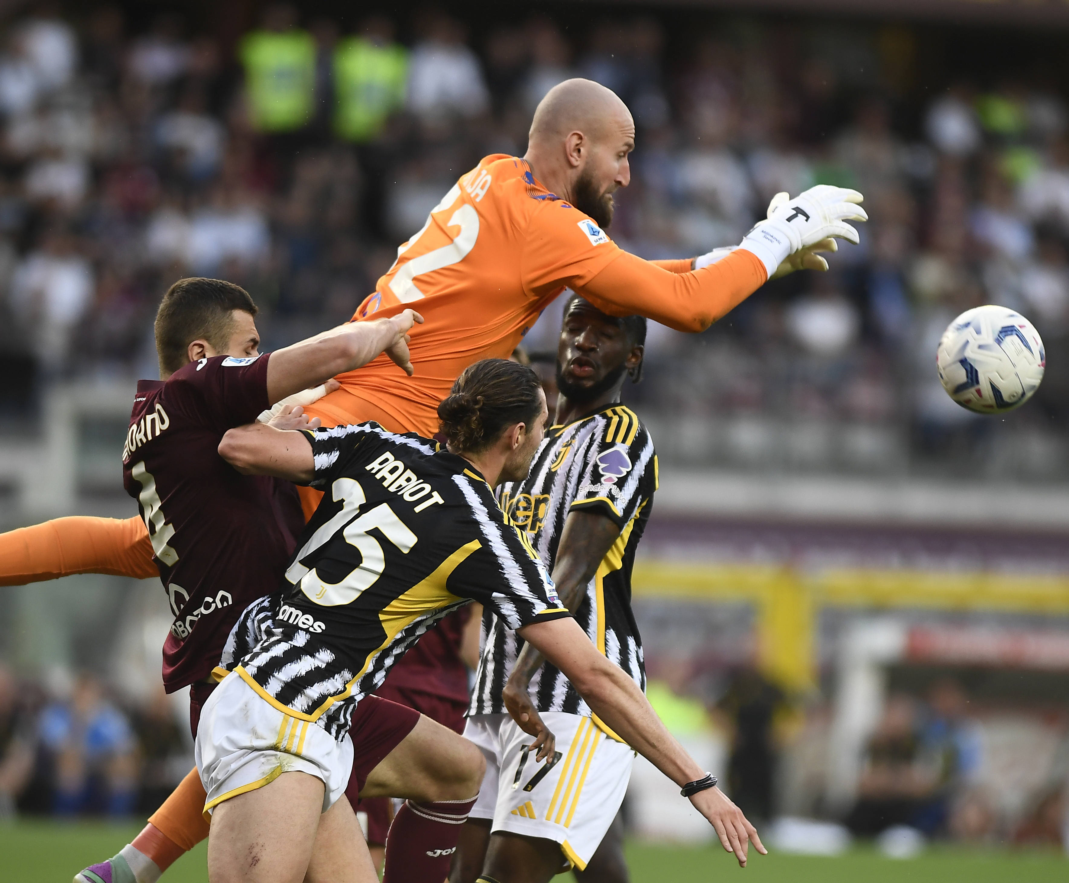  多特蒙德发布备战花絮，赛前防线松动，意大利杯任务艰巨，高层口径保持一致-开云第一品牌