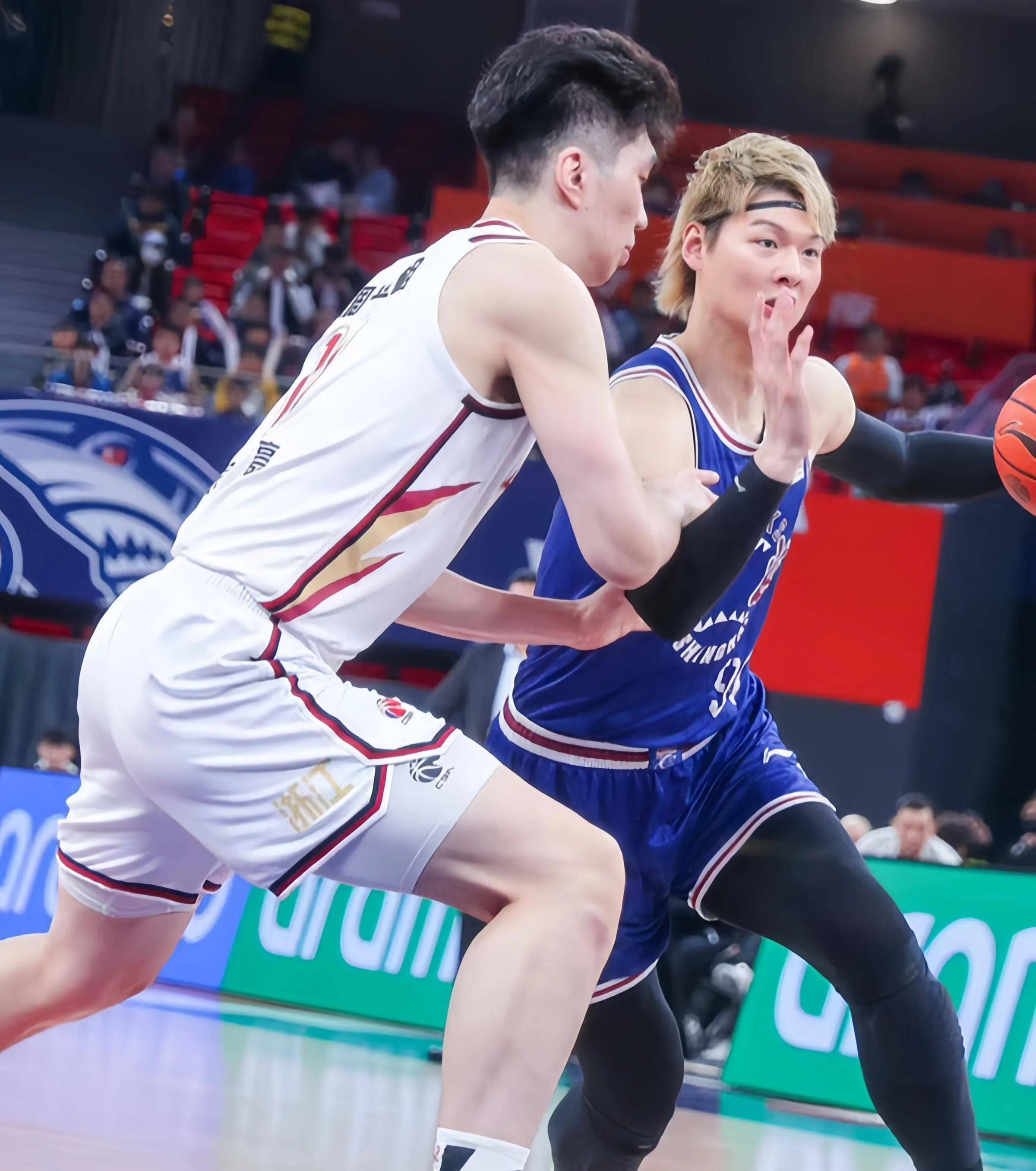 包含关键时刻突围战来临；广厦男篮围绕CBA季后赛刷新队史纪录；球迷炸锅；赛程密集仍需轮换的词条